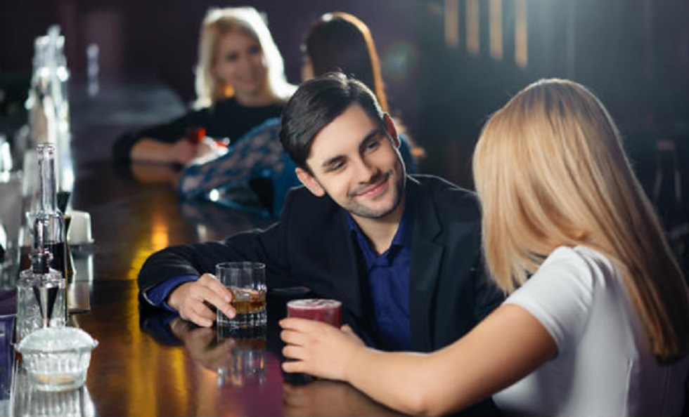 Να γιατί πρέπει να μιλήσεις στην κοπέλα στο μπαρ…. κι ας φας χυλόπιτα.
