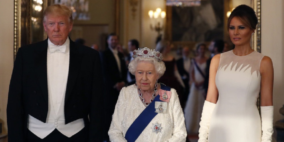 H Βασίλισσα Ελισάβετ μαλώνει την κόρη της γιατί δεν χαιρέτισε το ζεύγος Τραμπ (vids)