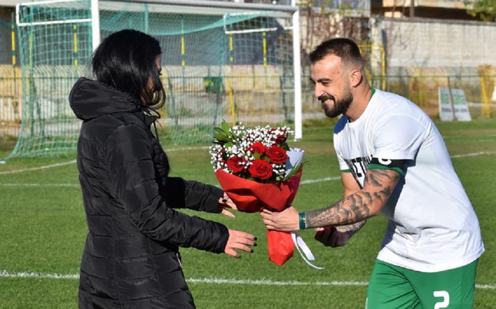 Έλληνας ποδοσφαιριστής έκανε πρόταση γάμου στο γήπεδο – Δείτε την απάντηση (vid)