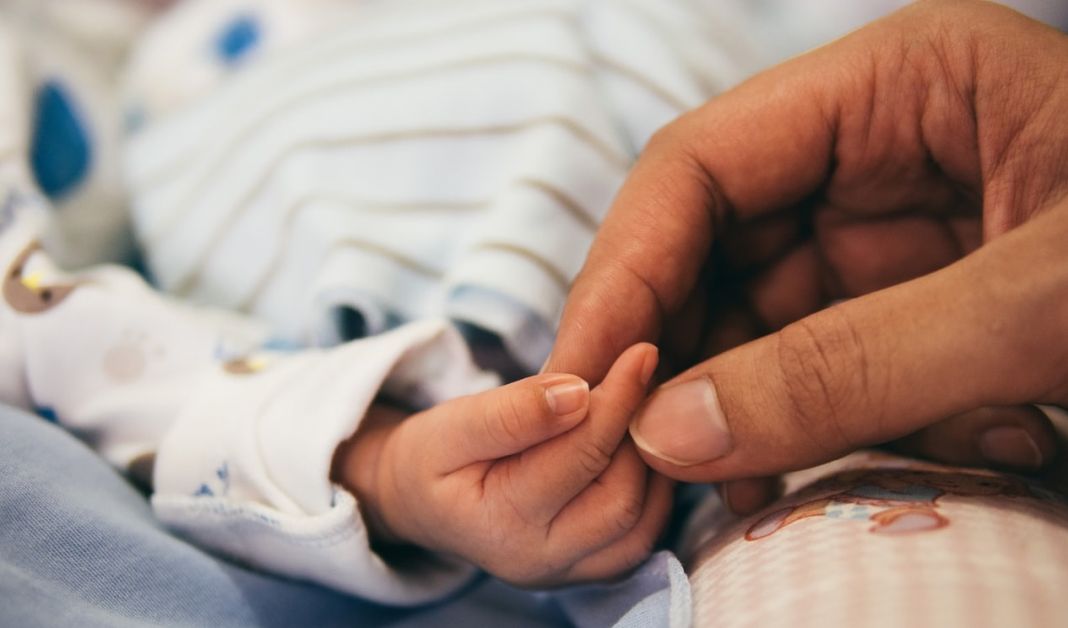Σοκ στην Κρήτη: Κοριτσάκι 17 μηνών νοσηλεύεται στην εντατική | to10.gr Σοκ στην Κρήτη: Κοριτσάκι 17 μηνών νοσηλεύεται στην εντατική | to10.gr