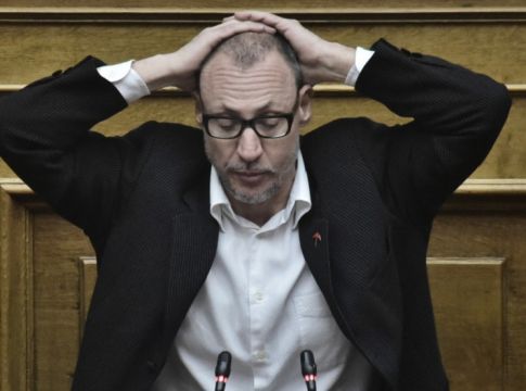 Γρηγοριάδης από το βήμα της Βουλής: «Παραδίνομαι» (pics+vid)
