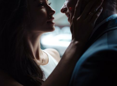 Μπορεί μία φιλία να μετατραπεί σε ερωτική σχέση; Ποια ζώδια το καταφέρνουν και πώς;