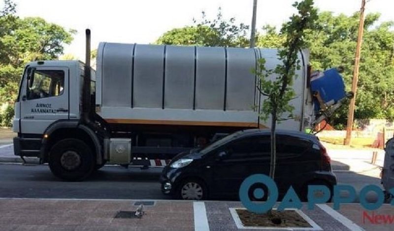 Ρίχνει βαμβάκι με ξύδι στον κάδο πριν την σακούλα – Δείτε γιατί και θα το κάνετε