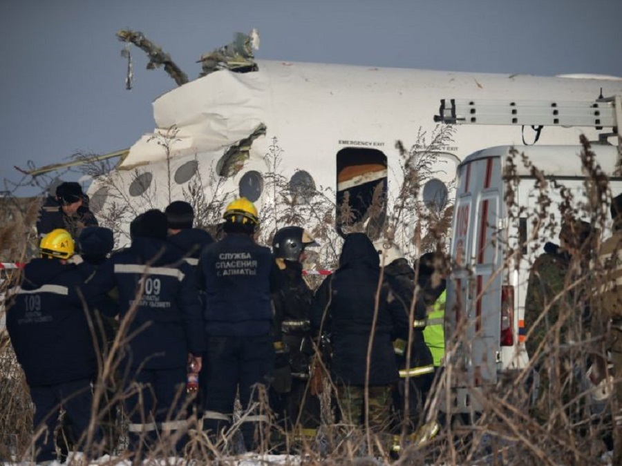 Συντριβή αεροσκάφους στο Καζακστάν με 100 επιβαίνοντες – 14 νεκροί και δεκάδες τραυματίες