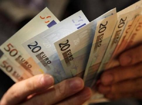 Ποιοι και πότε θα πάρουν τα 700 ευρώ του κοινωνικού μερίσματος