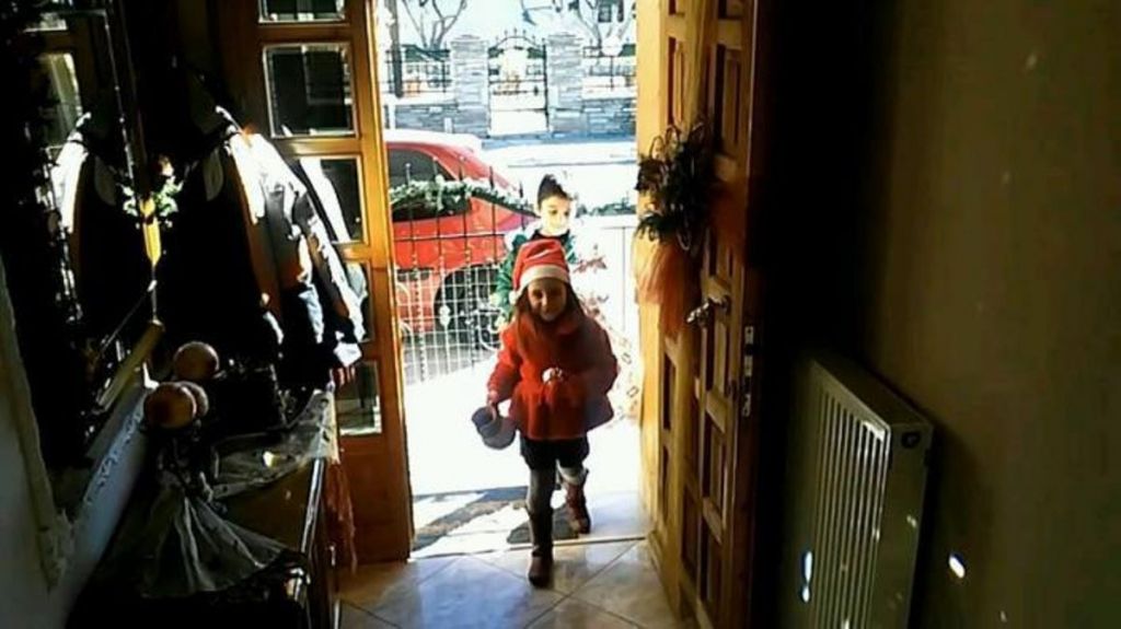 «Με το δεξί»: Τι λέει η παράδοση για το έθιμο του ποδαρικού;