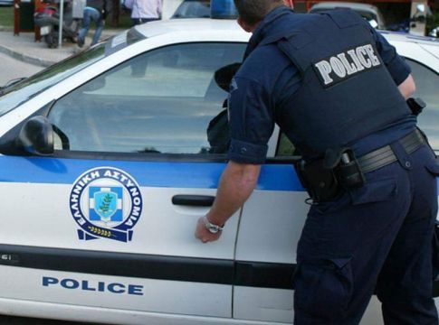 Θεσσαλονίκη : Είδαν αστυνομικούς και πέταξαν τα ναρκωτικά από το παράθυρο ΙΧ
