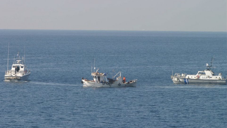 Τουρκικό σκάφος παρενόχλησε Ελληνες ψαράδες στα Ίμια