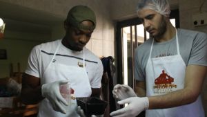 Μαγείρεψαν σε συσσίτια του Ρεθύμνου οι Χότον και Κουρέπης