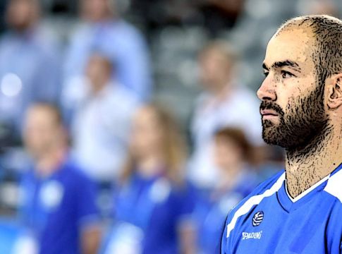 Η ΦΙΜΠΑ πήρε την… ασίστ από τον Πιτίνο για τον Σπανούλη