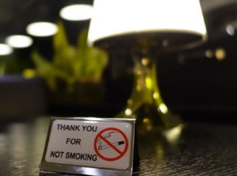 Σβήνει σταδιακά το τσιγάρο στους κλειστούς χώρους