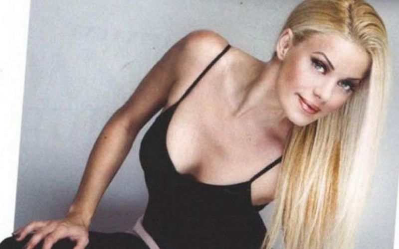 Ζέτα Μακρυπούλια: Με μαγιό στην παραλία, έτοιμη για την έκλειψη ηλίου