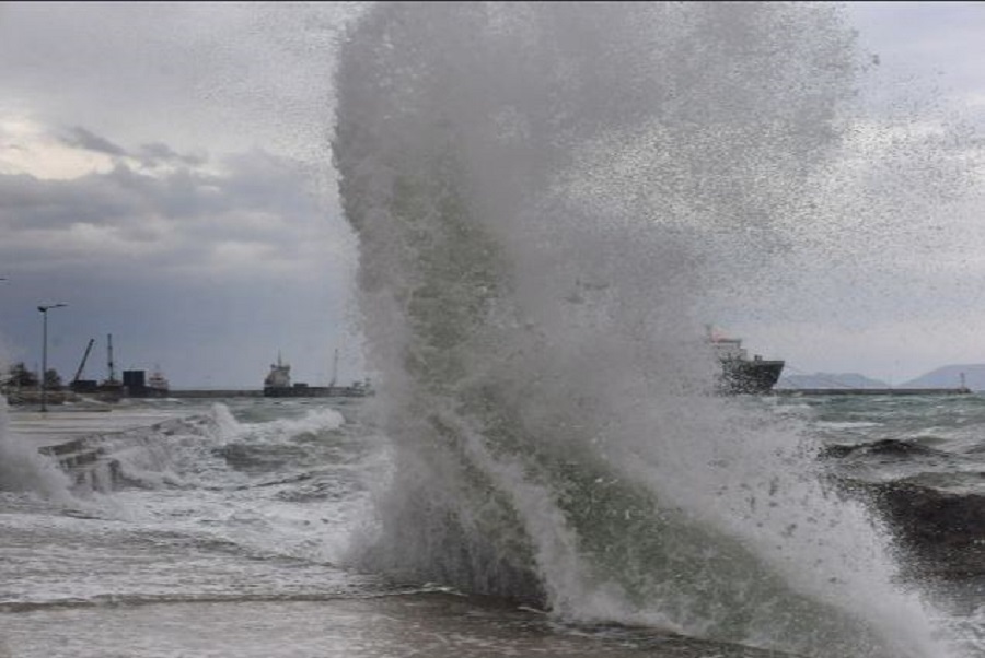 Σοβαρά προβλήματα στην Κρήτη λόγω κακοκαιρίας: Επέστρεψε αεροπλάνο, έπεσαν δέντρα