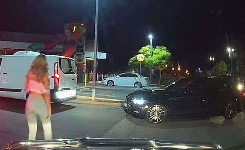 Κόρναρε σε «καυτή» γυναίκα που περνούσε – Δείτε τι συνέβη (vid)