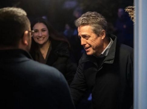 Βρετανία: Προεκλογική εκστρατεία του… Χιου Γκραντ κατά του Τζόνσον (vid)