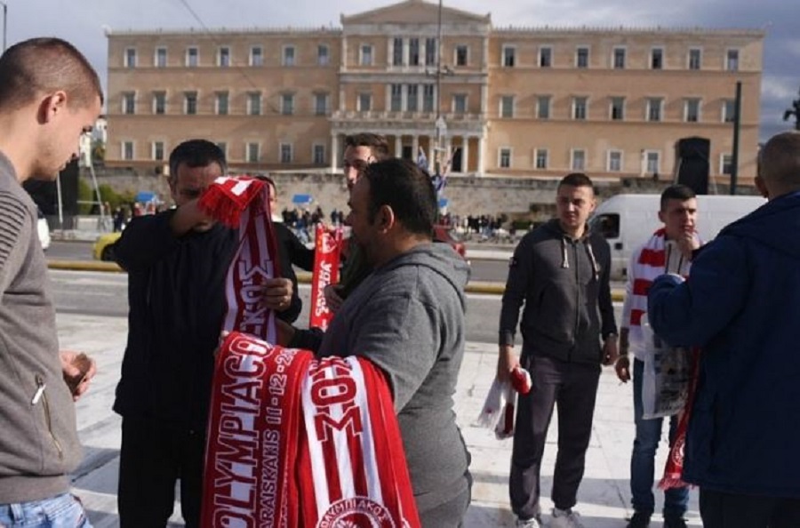 Στο Σύνταγμα οι πρώτοι οπαδοί του Ερυθρού Αστέρα (pics)