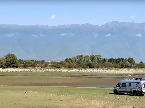 Ζευγάρι Ελλήνων γυρνάει τον κόσμο με ένα βαν (vid)