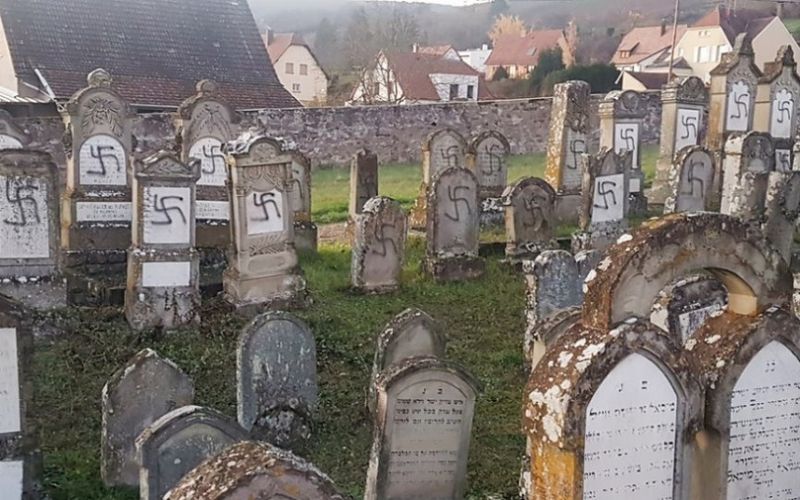 Βεβήλωσαν πάνω από 100 τάφους σε εβραϊκό νεκροταφείο στη Γαλλία