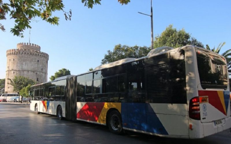 Λεωφορείο του ΟΑΣΘ πλημμυρίζει από τη βροχή (vid)