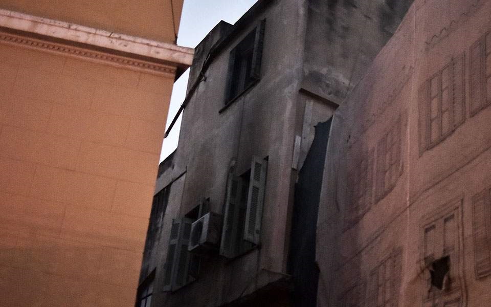 Φωτιά σε κτήριο στο κέντρο της Αθήνας