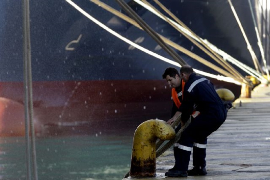 Πρόσκρουση πλοίου με πλωτό γερανό μέσα στο λιμάνι του Ρεθύμνου