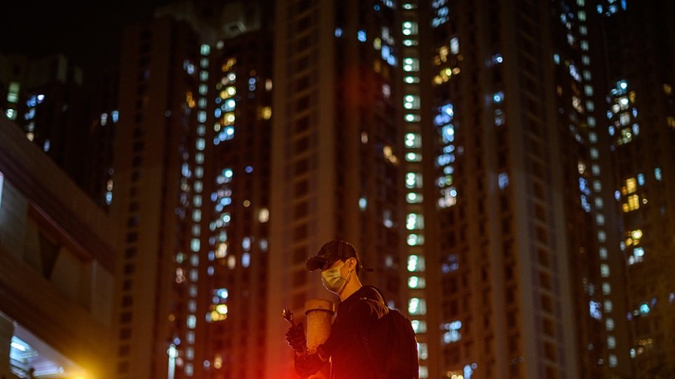 Κοροναϊός, συγκλονιστικά βίντεο: Οι κάτοικοι της Ουχάν «σπάνε» την καραντίνα… τραγουδώντας στα μπαλκόνια τους!