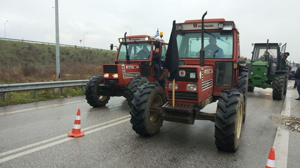 Στους δρόμους με τα τρακτέρ οι αγρότες της Καρδίτσας