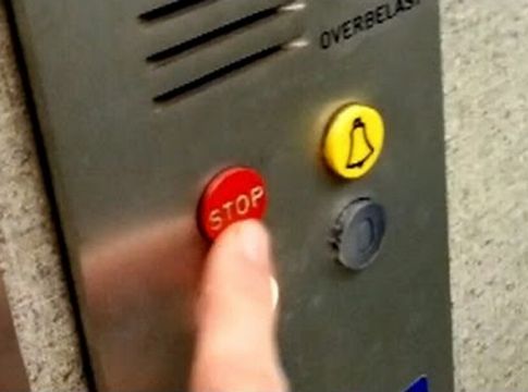 Ξέρεις για ποιο λόγο υπάρχει «STOP» στα ασανσέρ; Θα σοκαριστείς