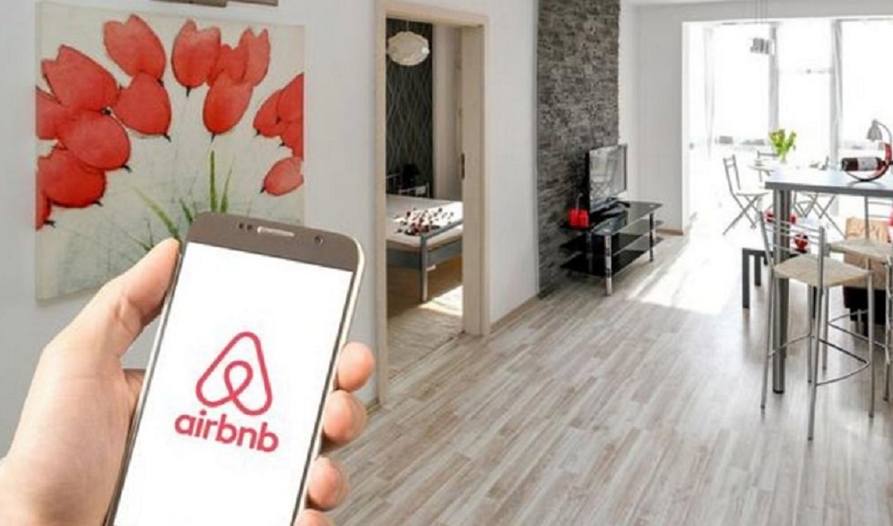 Γυναίκα ενοικίασε το σπίτι της μέσω Airbnb και έπαθε σοκ όταν έμαθε πως «παίζει» σε ροζ βίντεο