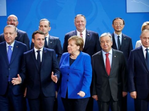Με ευτράπελα η Διάσκεψη του Βερολίνου – Ο αργοπορημένος Πούτιν και τα… νύχια της Μέρκελ