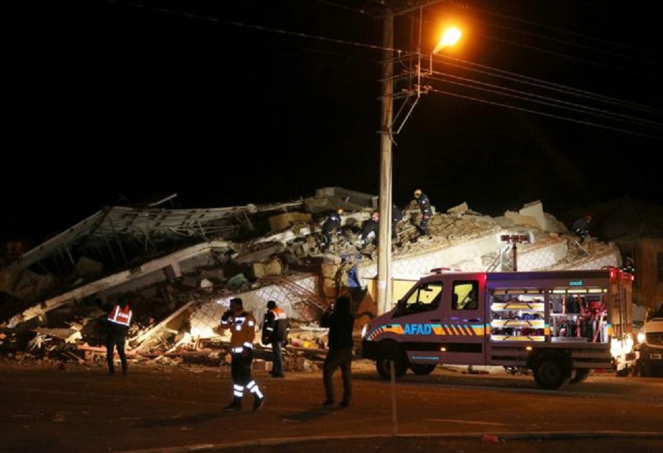 Σεισμός στην Τουρκία : Οι πρώτες εικόνες καταστροφής