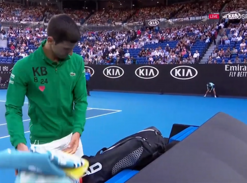 Australian Open: Ο Τζόκοβιτς αποτίει φόρο τιμής στον Κόμπι (vid)