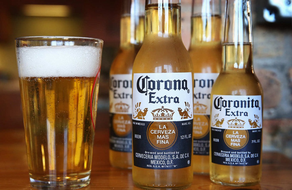 Φρενίτιδα στο διαδίκτυο: Nομίζουν πως ο κοροναϊός μεταδίδεται από την μπύρα Corona
