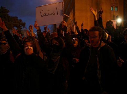 Το Ιράν ζητάει εξηγήσεις από τον βρετανό πρεσβευτή για την παρουσία του σε «παράνομη διαδήλωση»