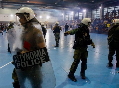 H ΟΧΕ αποποιείται τις ευθύνες της και… δείχνει την Αθλητική Δικαστή για τα επεισόδια στο ΑΕΚ-Ολυμπιακός