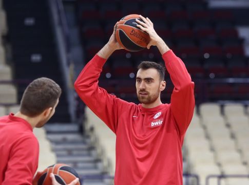 Ολυμπιακός: Μέσα ο Μιλουτίνοφ, εκτός ο Κόνιαρης