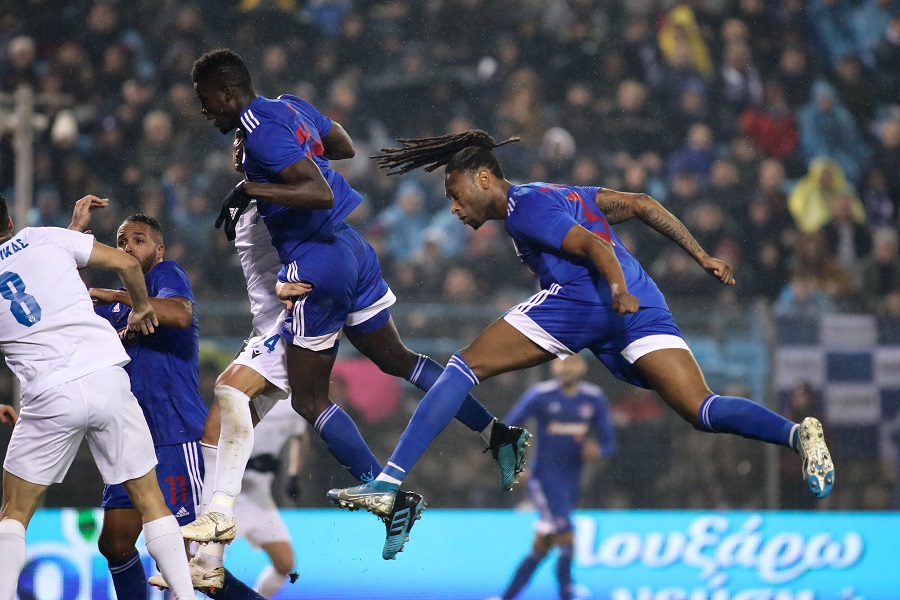 Το δοκάρι του Μπα στο 33′ (vid)