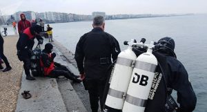Δύτες βούτηξαν στον Θερμαϊκό για να ανασύρουν πατίνια