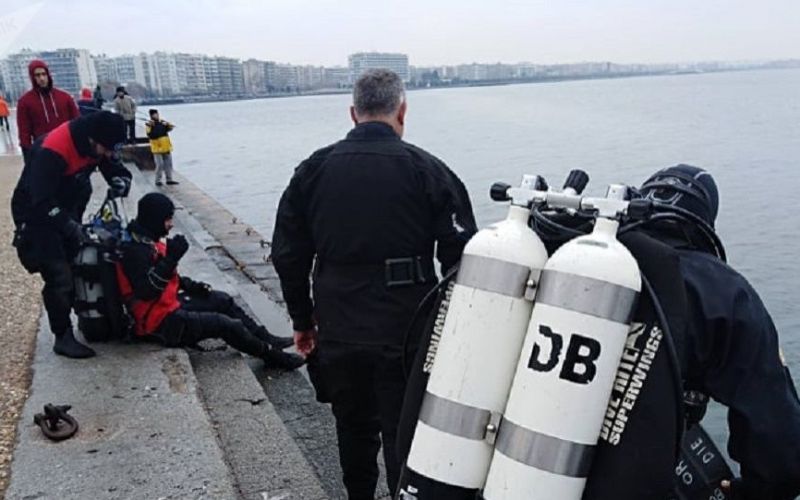 Δύτες βούτηξαν στον Θερμαϊκό για να ανασύρουν πατίνια