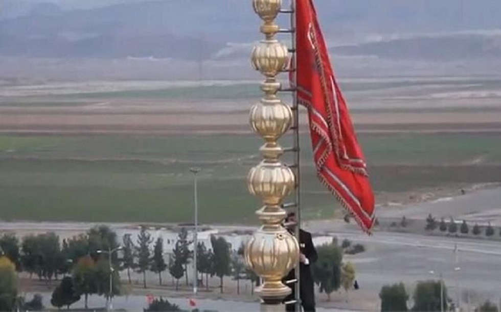 Το κόκκινο «λάβαρο του πολέμου» υψώθηκε για πρώτη φορά στο Ιράν