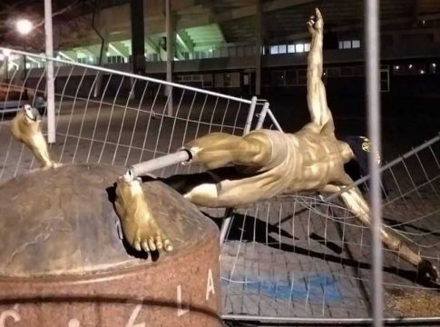 «Έκοψαν» τα πόδια του Ιμπραΐμοβιτς (pics)