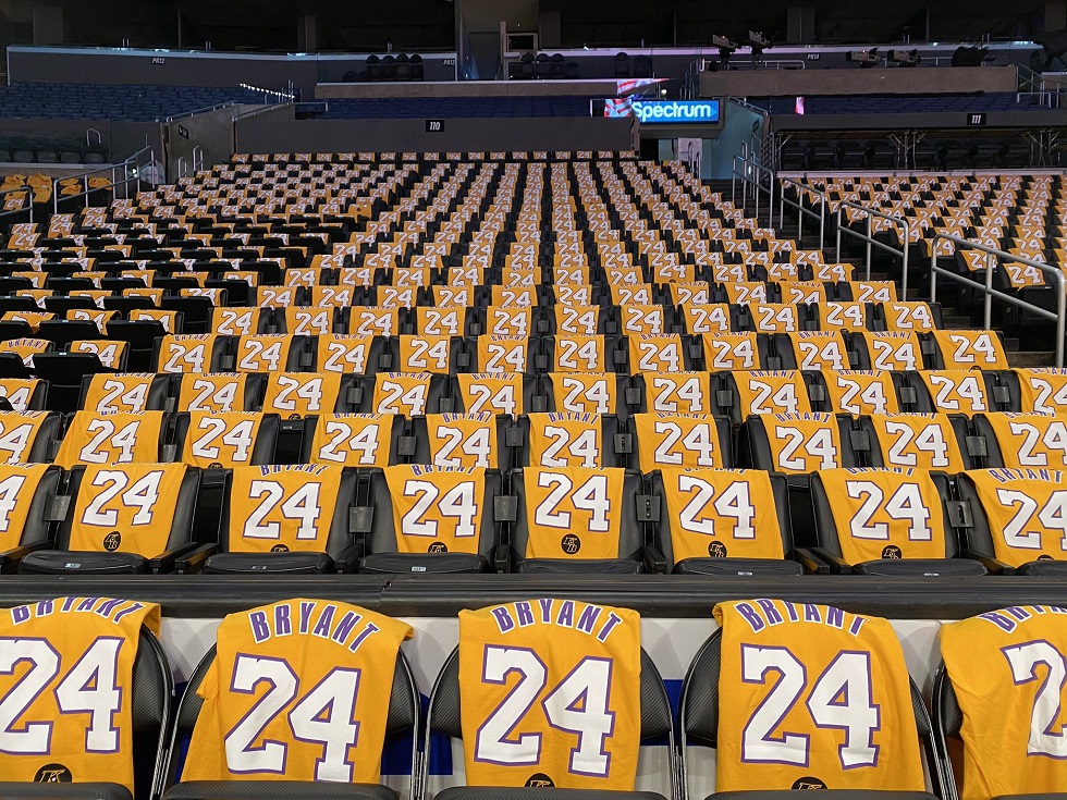 Λέικερς: Γεμάτο με μπλουζάκια του Κόμπε το Staples Center (pics)