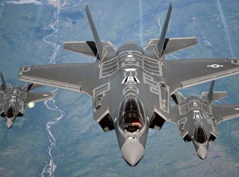 Bloomberg : Ελαττωματικά τα F-35, δεν μπορούν να στοχεύσουν ευθεία μπροστά