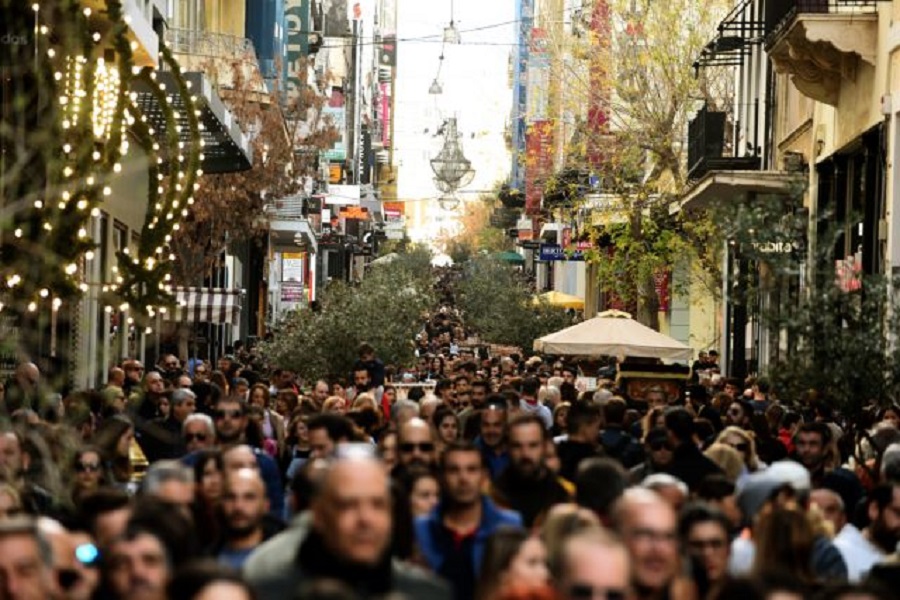 Στα 3,5 δισ. ευρώ, διαμορφώθηκε ο τζίρος της εορταστικής αγοράς – Τι αγοράσαμε