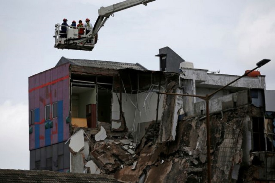 Ινδονησία: Κατέρρευσε πενταώροφο κτίριο – Πολλοί τραυματίες και παγιδευμένοι
