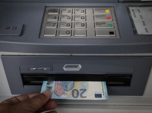 Απίστευτη απάτη: Έβγαλαν 20.000 ευρώ με ένα τηλεφώνημα! Τι πρέπει να προσέχετε