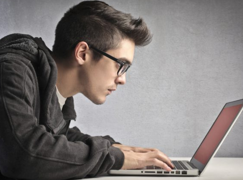 Όταν θες να πιάσεις κουβέντα στο messenger αλλά δεν ξέρεις τι να πεις