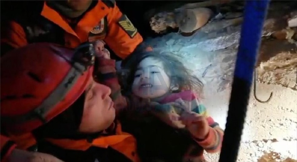 Σεισμός Τουρκία – Η δραματική διάσωση μητέρας και της 2χρονης κόρης της – Ήταν θαμμένες στα ερείπια για 28 ώρες