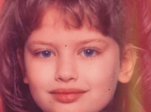 Το γλυκό κοριτσάκι της φωτογραφίας είναι σήμερα πανέμορφη ηθοποιός! [pic]