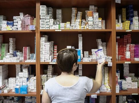Άδεια τα ράφια των φαρμακείων από αντιγριπικά φάρμακα